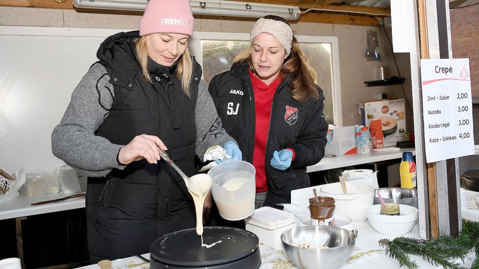 Auf dem Weihnachtsmarkt wurden unter anderem Crèpes gebacken. Foto: Melchert Stromann