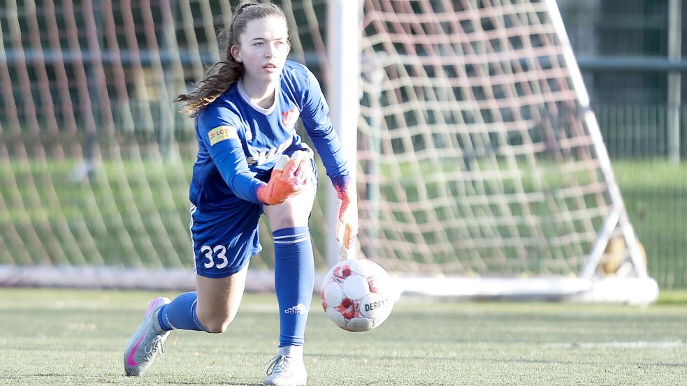 Torhüterin Jule Götz zeigt für die SpVg Aurich überragende Leistungen. Foto: Doden/Emden