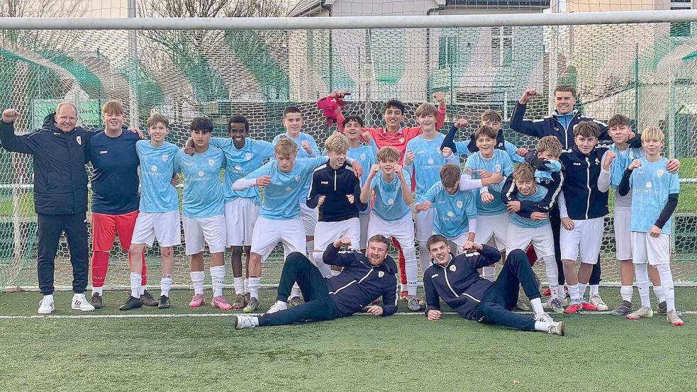 Die C-Junioren des JFV Leer durften nach dem Aufstieg in die Niedersachsenliga schon über den Winter-Klassenerhalt jubeln. Foto: Privat