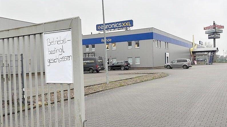 Euronics in Wittmund ist bis auf Weiteres „betriebsbedingt geschlossen“. Das Aus kam für die Kunden überraschend. Viele erfuhren es erst durch dieses Schild. Foto: Susanne Ullrich
