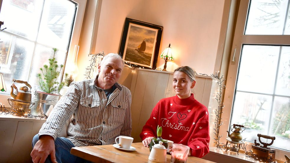 Andreas Bieler und Tochter Anniek Bieler in der Gaststube des Café Lili in Greetsiel. Das Haus ist über 300 Jahre alt. Die Familie hat es saniert. Fotos: Heinz Wagenaar