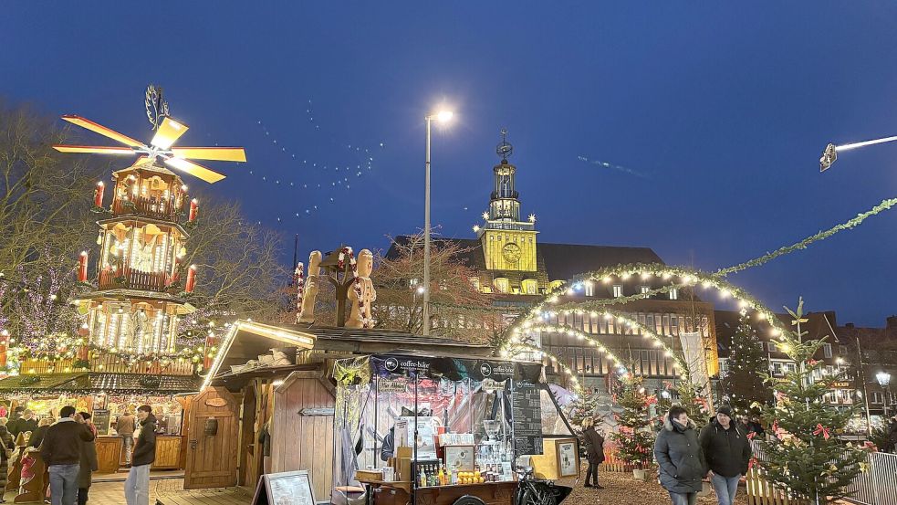 Ins weihnachtliche Emden fährt Heinz-Michael Kirsten besonders gern. Foto: Mona Hanssen/Archiv