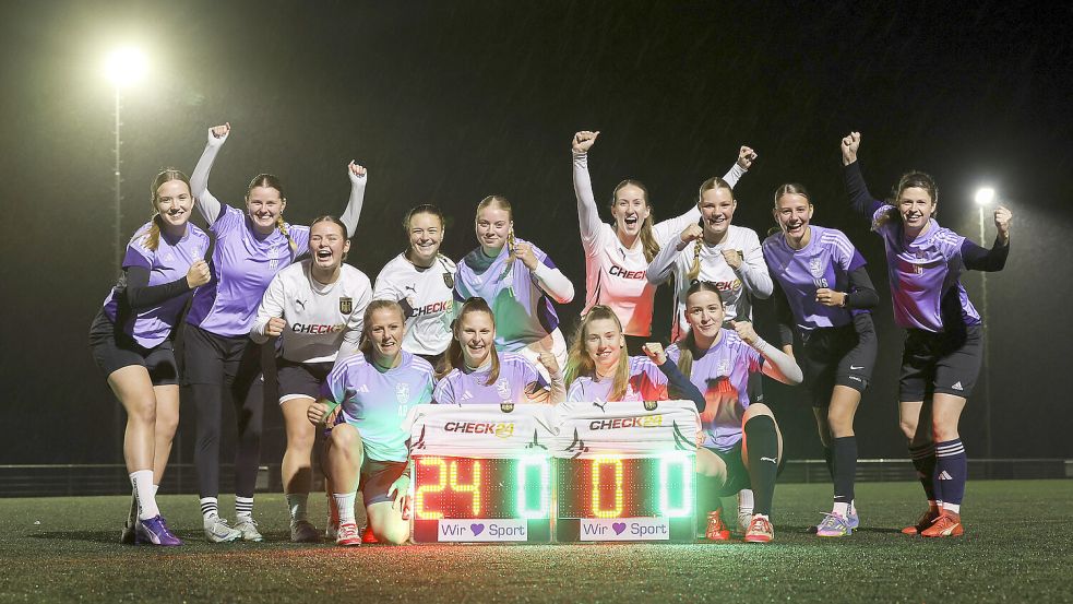 Über die unglaubliche Gewinnsumme von 24.000 Euro freuen sich die Landesliga-Fußballerinnen des SV Hage. Foto: Jens Doden/ Emden