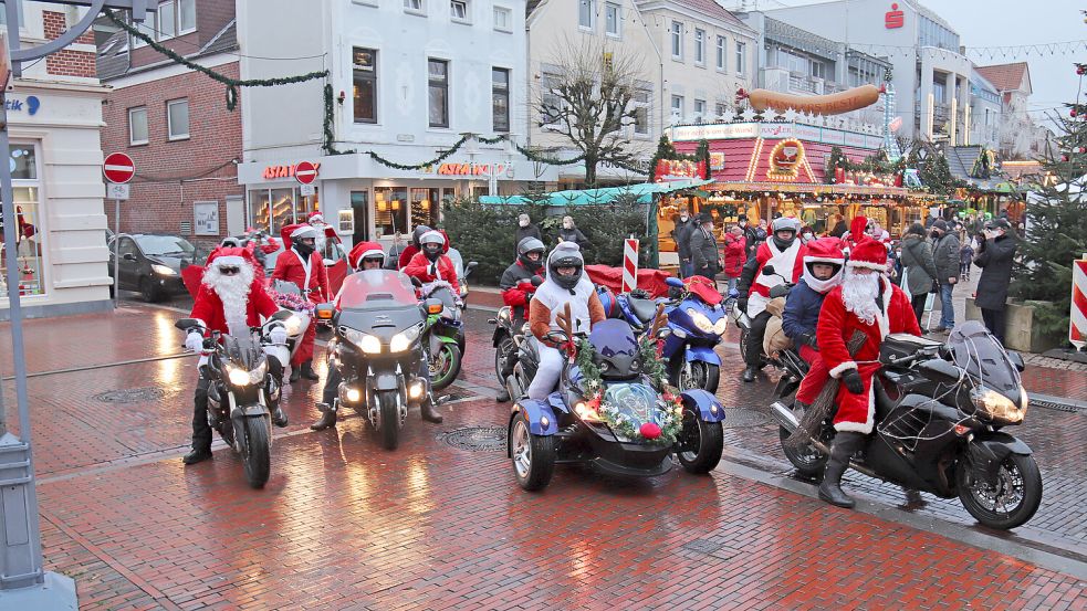 So sah es beispielsweise 2021 aus, als die Weihnachtsrocker in Aurich vorfuhren. Die Zufahrt erfolgte über die damals noch nicht abgesperrte Marktstraße. Foto: Heino Hermanns