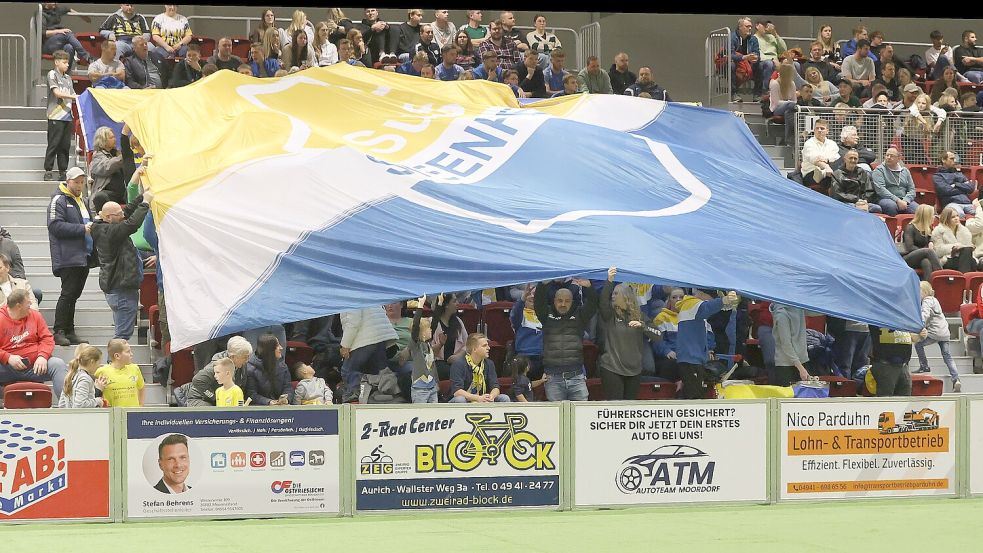 Die Fans des SuS Steenfelde sorgten am Montagabend für Stimmung in der Sparkassen-Arena. Fotos: Wilfried Gronewold