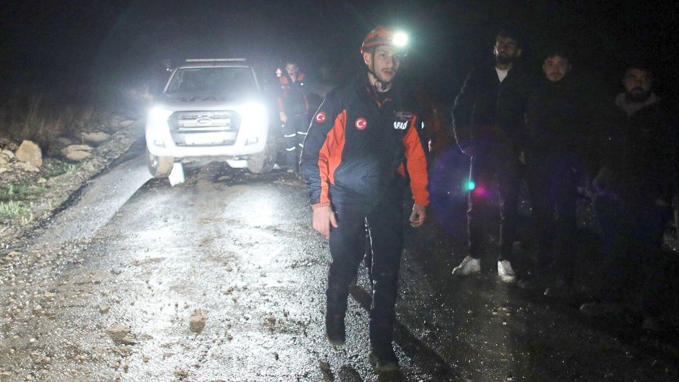 Türkische Rettungsteams suchen nach Überresten des Flugzeugs. Foto: Efekan Akyuz/AP/dpa