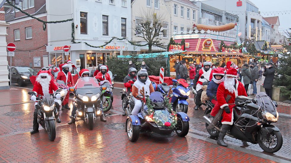 So sah es beispielsweise 2021 aus, als die Weihnachtsrocker in Aurich vorfuhren. Die Zufahrt erfolgte über die damals noch nicht abgesperrte Marktstraße. Foto: Heino Hermanns