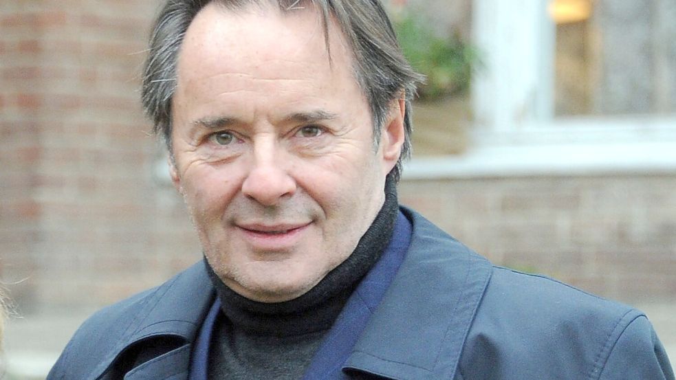 Uwe Kockisch - hier am Set - spielte auch in der ARD-Serie „Weissensee“. Foto: Bernd Settnik/dpa