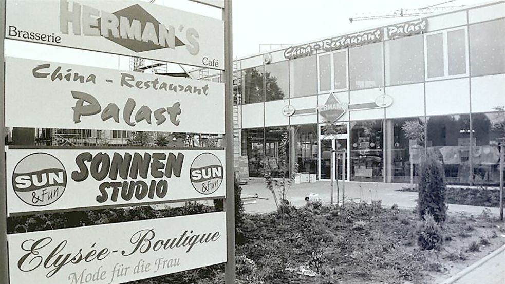 Der sogenannte Élysée-Palast in Ostrhauderfehn wurde am 11. Oktober 1997 feierlich eröffnet. Am 27. Dezember 2010, also vor 15 Jahren, wurde das Gebäude bei einem Brandanschlag zerstört. Foto: GA-Archiv