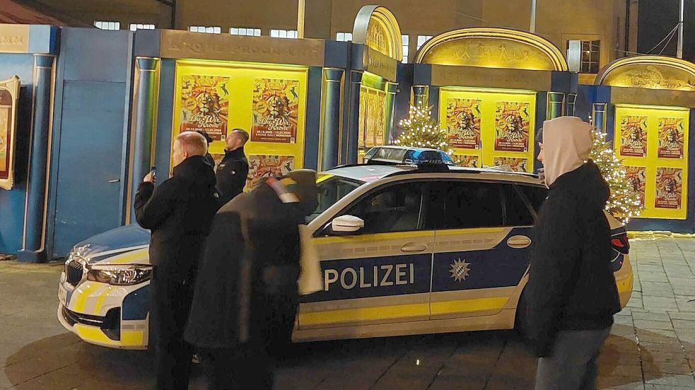 Aktivisten hatten versucht, in der Manege ein Banner zu entrollen. Foto: Britta Schultejans/dpa