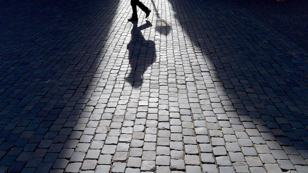 Die Opferschutzorganisation Weißer Ring spricht von schweren seelischen Belastungen wie Schlaflosigkeit und Angstzuständen infolge von Überfällen. (Symbolbild) Foto: Federico Gambarini/dpa