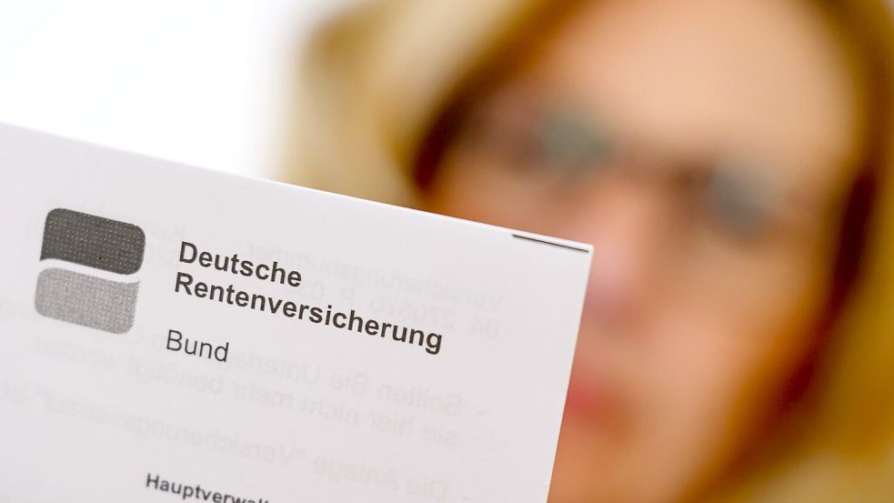 Ein Blick auf die Unterlagen der Rentenversicherung. (Archivbild) Foto: Patrick Pleul