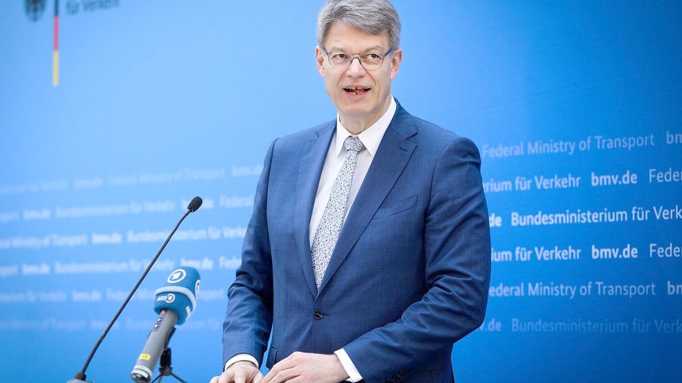 Der Bundesverkehrsminister sieht in der Absenkung der Luftverkehrssteuer einen Beitrag, den Standort Deutschland zu stärken. (Archivbild) Foto: Bernd von Jutrczenka/dpa