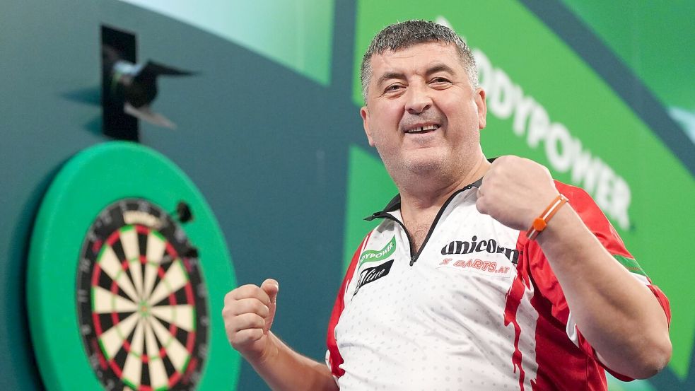 Mensur Suljovic kündigt gegen Topfavorit Littler volle Offensive an. (Archivbild) Foto: Bradley Collyer