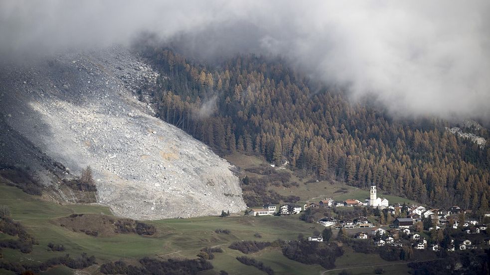Ein Entwässerungsstollen bringt Entspannung für Brienz. (Archivbild) Foto: Gian Ehrenzeller/KEYSTONE/dpa