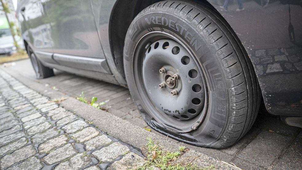 Zerstochene Reifen und andere Schäden verursachten Unbekannte im Stadtteil Hellern am Donnerstagabend. Foto: Sina Schuldt/dpa