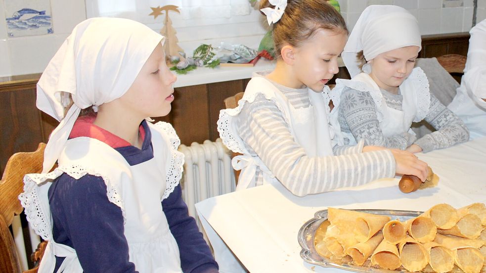 Kinder helfen beim Neujahrskuchenbacken an den Wintertagen im Deutschen Sielhafenmuseum. Foto: DSHM