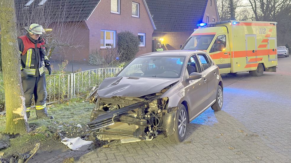 Eine Frau ist am Heiligabend mit ihrem Auto im Südeweg in Sandhorst gegen einen Baum geprallt. Foto: Sönke Geiken/Feuerwehr Aurich