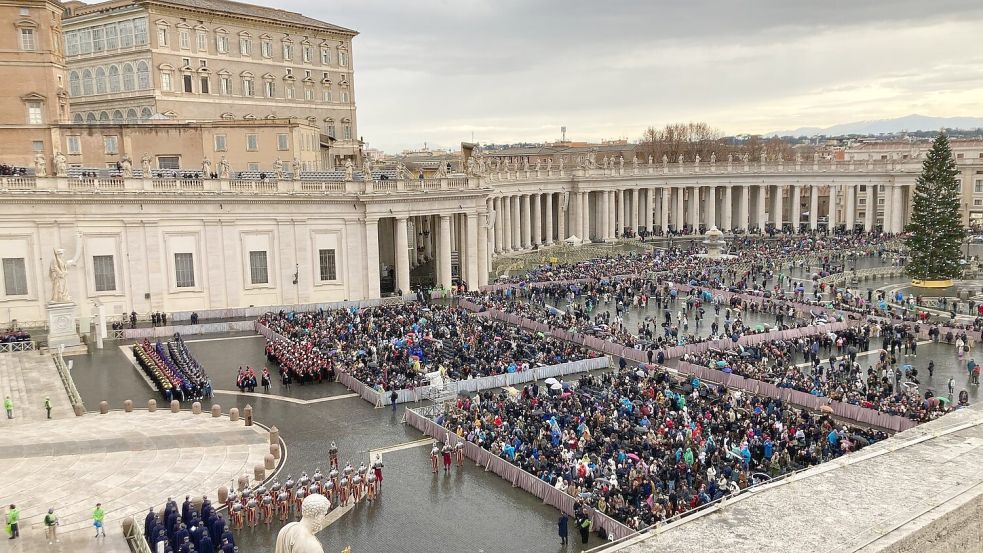 Tausende Gläubige warteten in der nassen Kälte auf dem Petersplatz auf den Segen des Papstes. Foto: Sabine Dobel/dpa