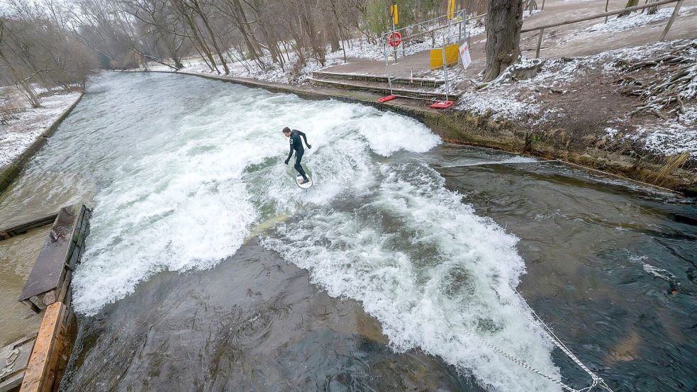 Die Eisbachsurfer haben den aufwendigen Versuch abgesagt. Foto: Peter Kneffel/dpa