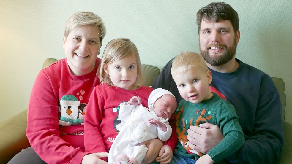 Die kleine Thekla Saathoff kam am 24. Dezember in der UEK Aurich zur Welt – ein besonderes Geschenk für ihre Geschwister Thea und Lönne sowie Mutter Lisa und Vater Tobias. Foto: Trägergesellschaft