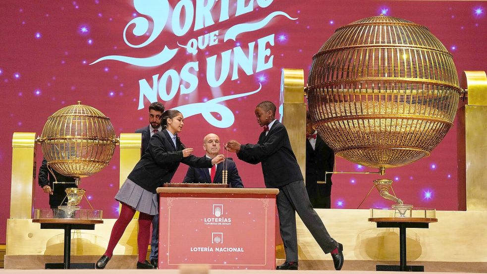 Schülerinnen und Schüler stehen im Mittelpunkt der Zeremonie. Hier bei der Ziehung der Lottozahlen im Madrider Teatro Real. Foto: Manu Fernandez/AP/dpa