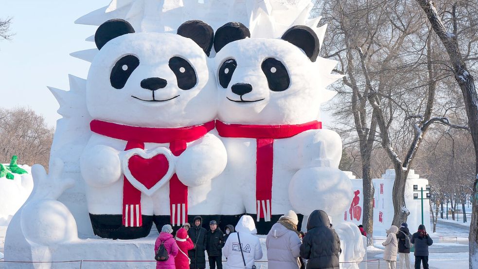Jedes Jahr strömen Millionen von Besuchern nach Harbin, um die Schnee- und Eis-Skulpuren zu sehen. Foto: Wang Song/XinHua/dpa