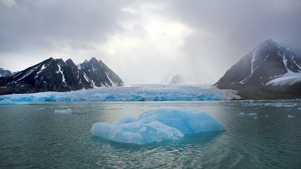 Ein Eisberg treibt vor den Gletschern Spitzbergens. Auf dem Archipel lässt sich unberührte Natur bestaunen - doch wird es immer mehr zum Zankapfel verschiedener Mächte. Foto: Michael Marek