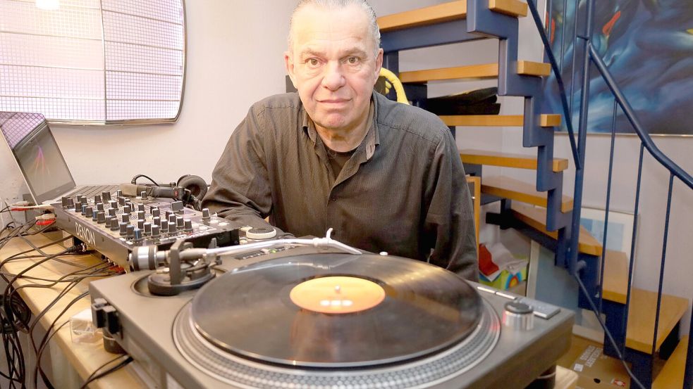 Als DJ Bobby T steht Robert Taylor an Silvester im Rosenhof in Osnabrück an den Decks. Foto: Thomas Wübker