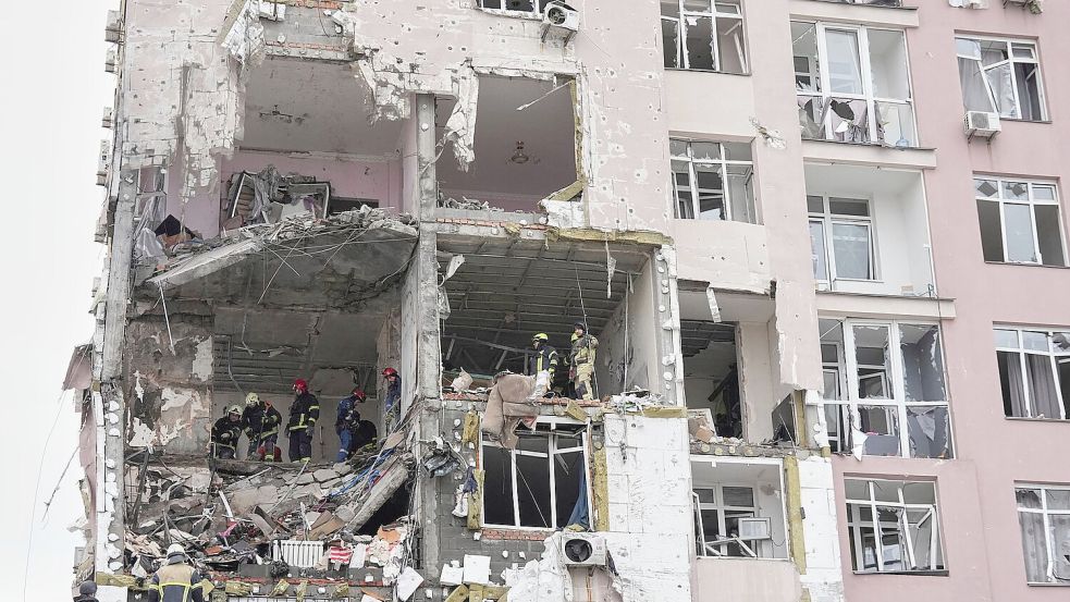 Nach den neuen russischen Angriffen sind in Tausenden Haushalten in Kiew Strom und Heizung ausgefallen. Foto: Efrem Lukatsky/AP/dpa