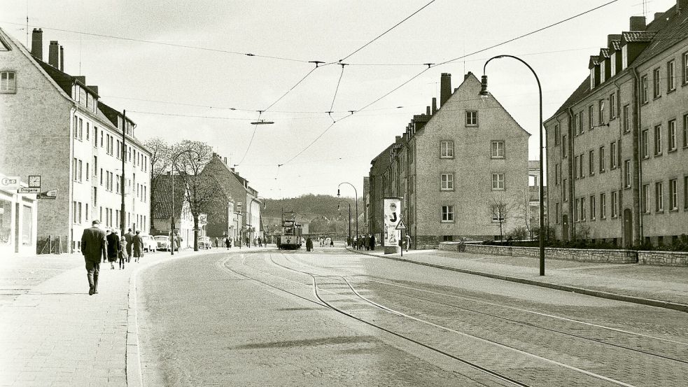 Endstation Schölerberg der Straßenbahnlinie 2 in der Iburger Straße in Osnabrück. Die Aufnahme stammt zwar aus der Nachkriegszeit, verdeutlicht aber das sanfte Gefälle der Iburger Straße zur Innenstadt hin, das das „Ausreißen“ eines Straßenbahn-Beiwagens 1925 ermöglichte Foto: Alfred Spühr