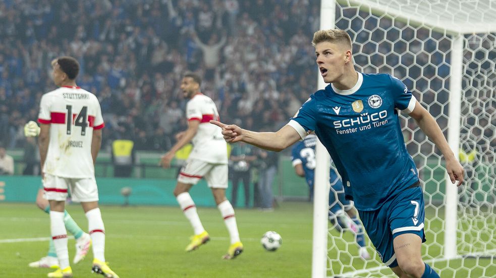 Ein großer Moment - auch wenn es für den Titel nicht reichte: Julian Kania trifft für Bielefeld im DFB-Pokalfinale gegen Stuttgart. Nun spielt er für den VfL Osnabrück. Foto: imago/HMB