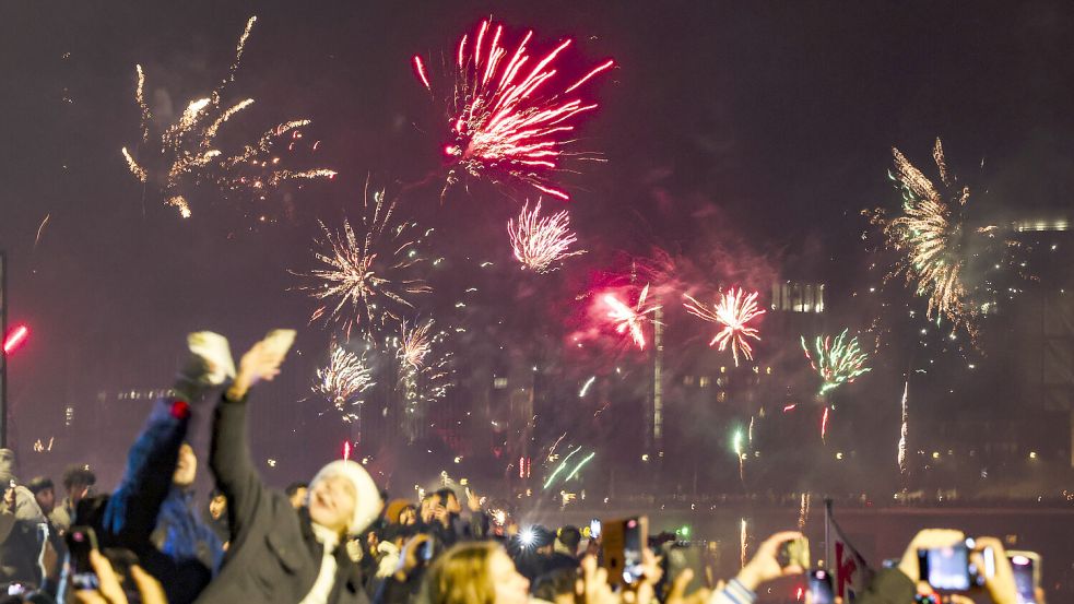 Tausende Menschen haben letztes Jahr am Rheinufer das Feuerwerk angeschaut. Daneben gibt es noch weitere Städte, an denen ein Feuerwerk für die Allgemeinheit entzündet wird. Foto: dpa/Christoph Reichwein