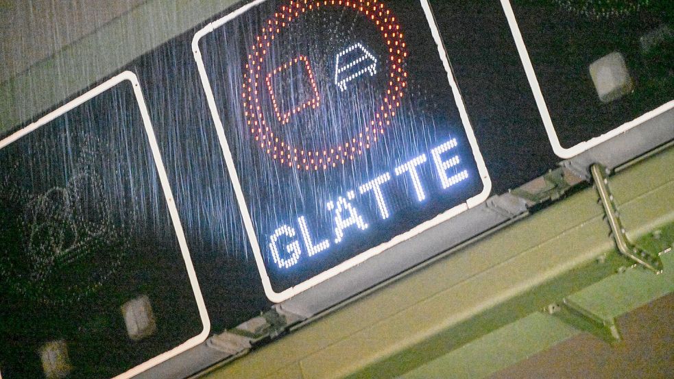 Auch in der Nacht auf Sonntag müssen Autofahrer und Fußgänger vorsichtig sein - es kann glatt werden. Foto: Jason Tschepljakow/dpa