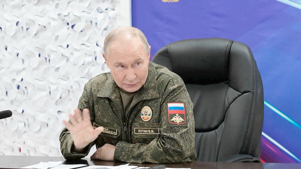 Vor dem neuen Treffen Selenskyjs mit Trump ließ sich Kremlchef Wladimir Putin demonstrativ von seinem Generalstab über angebliche neue Eroberungen in der Ukraine informieren. (Archivbild) Foto: Uncredited/Russian Presidential