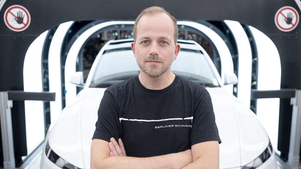 Der Werksleiter der Tesla-Fabrik in Grünheide, André Thierig, äußert sich zur Entlohnung. (Archivbild) Foto: Sebastian Gollnow