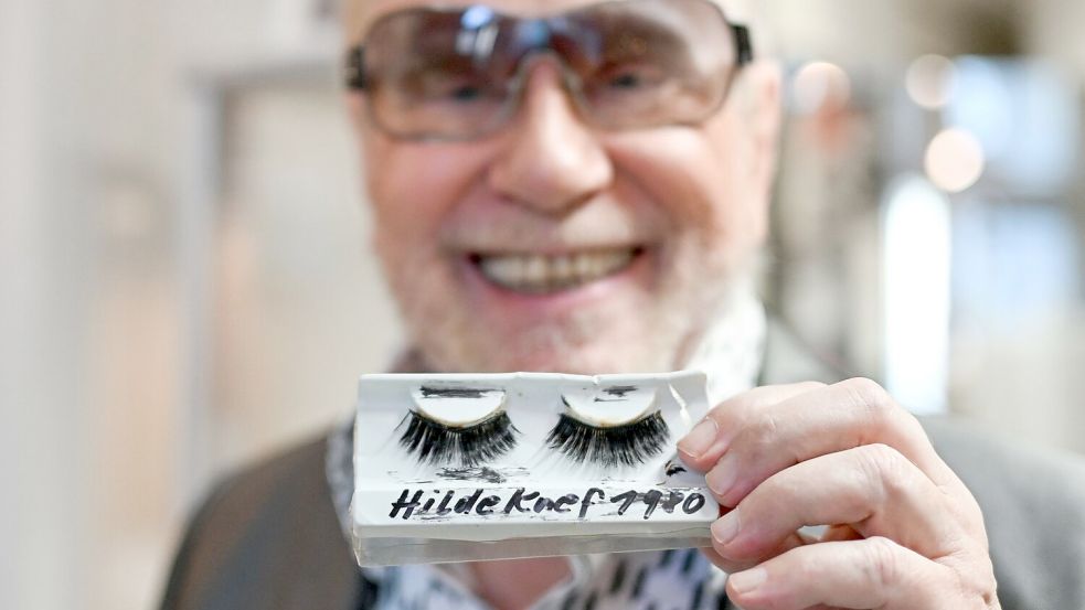 René Koch hält Erinnerungsstücke an Knef in Ehren. Foto: Jens Kalaene