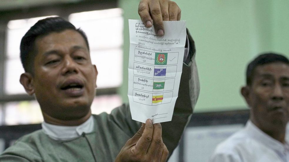 Beobachtern zufolge sollen viele Wähler von der Junta eingeschüchtert worden sein. Foto: Thein Zaw/AP/dpa