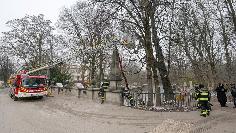 Ein Kran war im Einsatz. Foto: Peter Kneffel/dpa