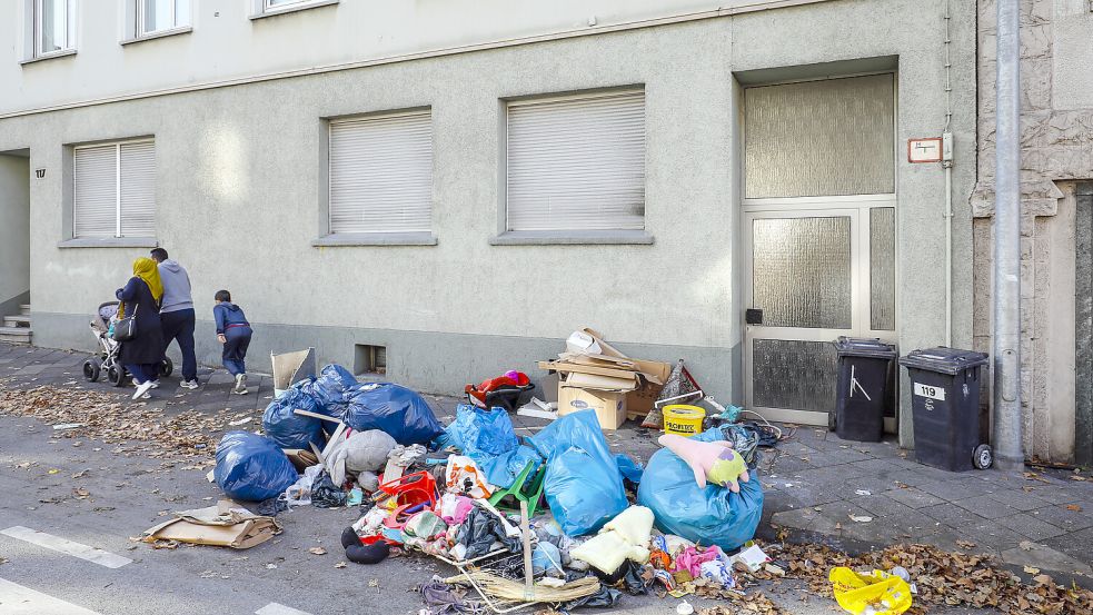 Ein Dauerproblem in vielen Ecken von Gelsenkirchen: wilde Müllkippen vor Wohnhäusern. Foto: IMAGO/Rupert Oberhäuser
