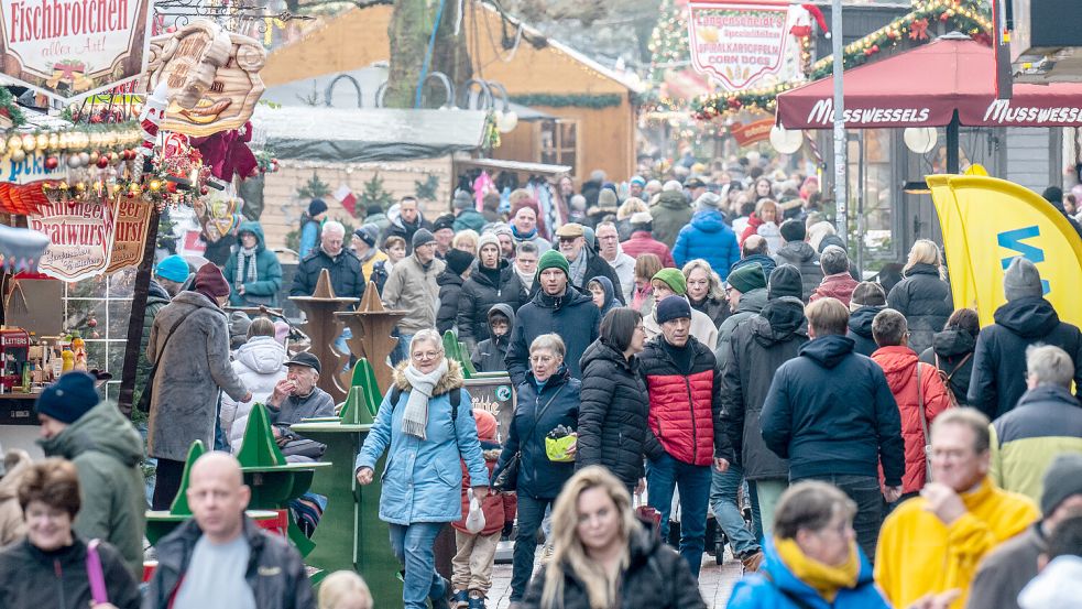 Zahlreiche Menschen kamen in die Leeraner Innenstadt. Foto: Klaus Ortgies