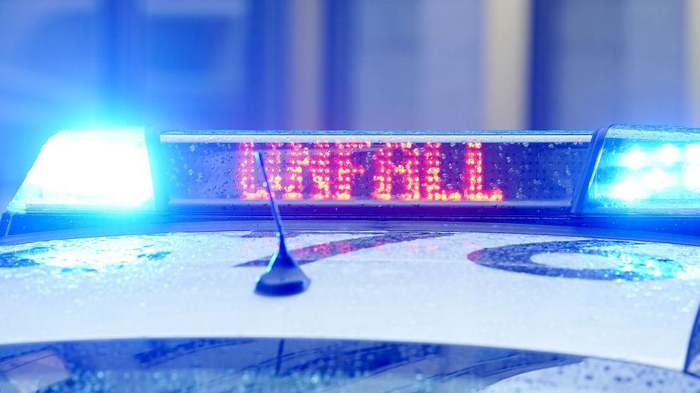 Bei einem Unfall auf der B72 überschlug sich am frühen Sonntagmorgen ein Mazda 6 und kam auf dem Dach zu liegen. Foto: Marcus Brandt/dpa