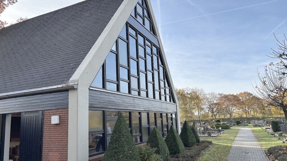 Lichtdurchflutet ist die Kapelle des kleinen Friedhofes. Für Trauerfeiern hat Hilde Ubben nun auf eigene Faust eine neue Orgel sowie eine Glocke angeschafft. Foto: Mieke Matthes