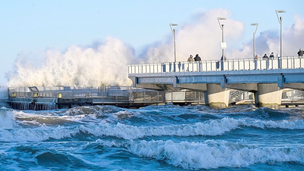 Vom Sturmwetter besonders stark betroffen ist die Ostseeküste Polens - wie hier das Ostseebad Kolberg. Foto: Piotr Kowala