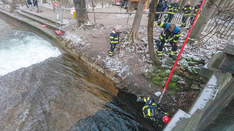 Feuerwehreinsatz an der berühmten Welle. Foto: Peter Kneffel/dpa