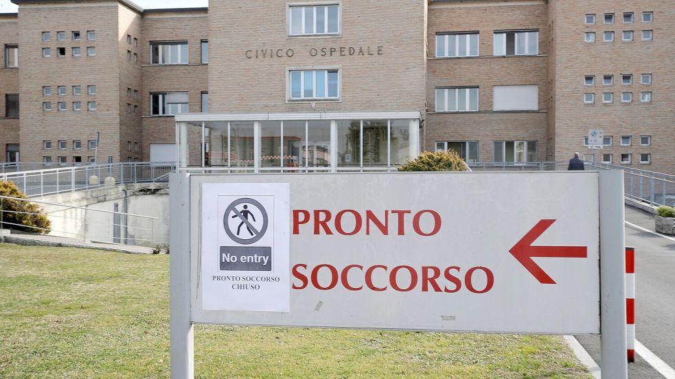 Eine Mutter und ihre Tochter starben mutmaßlich an einer Lebensmittelvergiftung nach einem Weihnachtsessen. (Symbolbild) Foto: Luca Bruno/AP/dpa