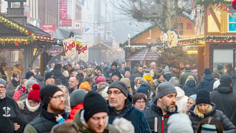 Zwischen den Ständen des Weihnachtsmarktes bummelten die Menschen durch die Leeraner Innenstadt. Foto: Klaus Ortgies