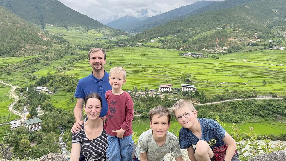 Jonas und Mechthild Molkenthin leben mit ihren Söhnen Theo (von rechts), Nate und Chris in Bhutan. Foto: privat
