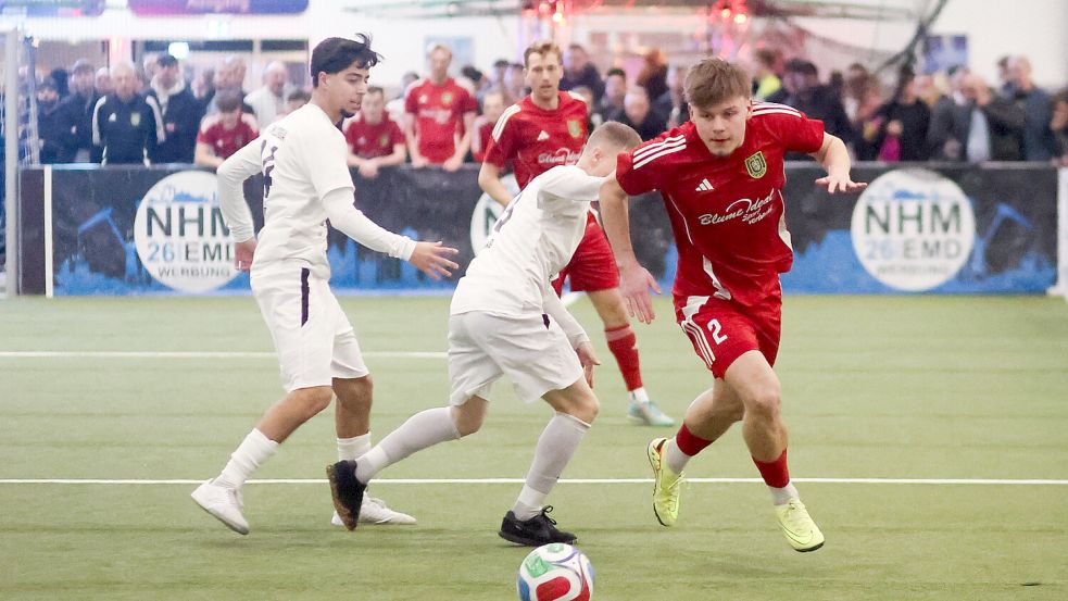 In Emden wird um die Fußball-Hallenstadtmeisterschaft gespielt. Foto: Jens Doden/Emden