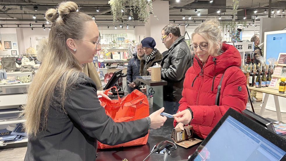 Unter anderem beim Modehaus Silomon suchten die Kunden kurz nach dem Fest nach Schnäppchen und lösten Gutscheine ein. Foto: Mieke Matthes